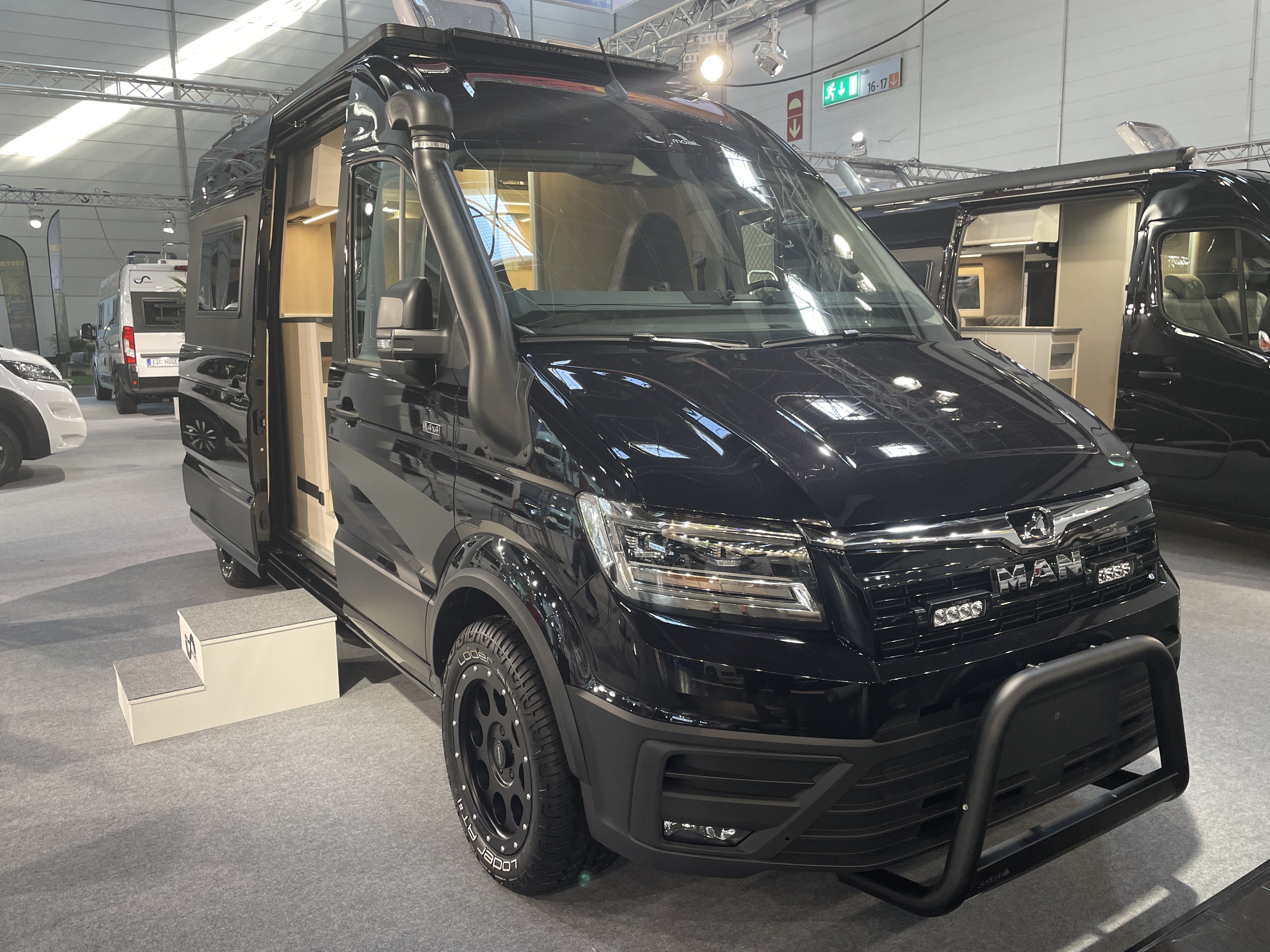 Offroad Beast Paket für 6 meter MAN/VW -- Inkl.Lazer Lampen Frontgrill, Frontrunner Dachträgersystem, Offroad Snorkel, Delta Frontbügel, 12 Zoll Osram LED Zusatzscheinwerfer, Apha-Trittstufe, Overland Leiter inkl. Reserveradträger, LED-Lichtbar, Maxtrax MKII in schwarz und Delta Classic BOffroad Felgen mit Looder Bereifung 255/55 R18, Traglast 118